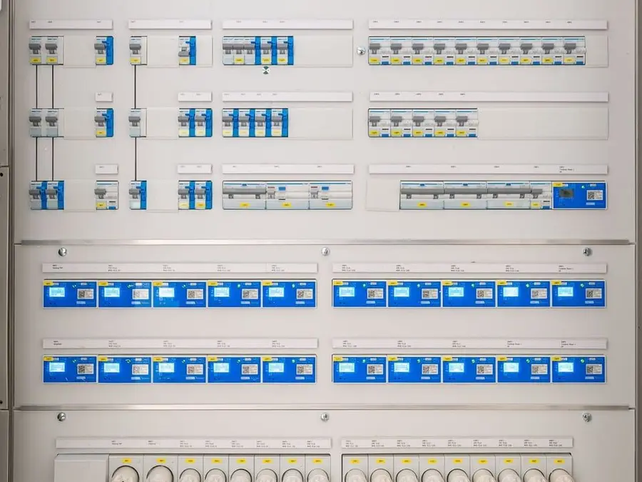 Tableau électrique moderne avec disjoncteurs installés