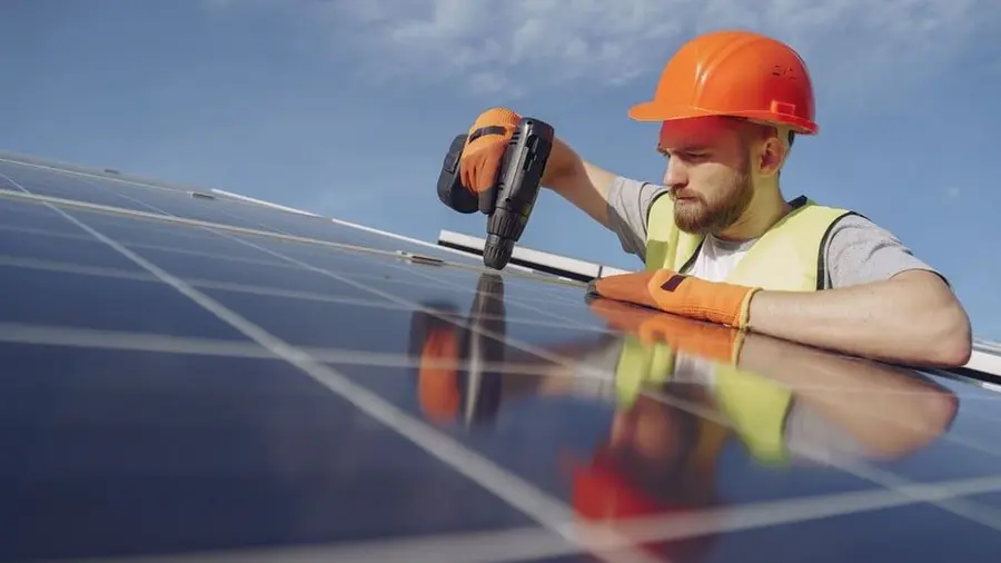 Pose d'un panneau lié à la rénovation énergétique