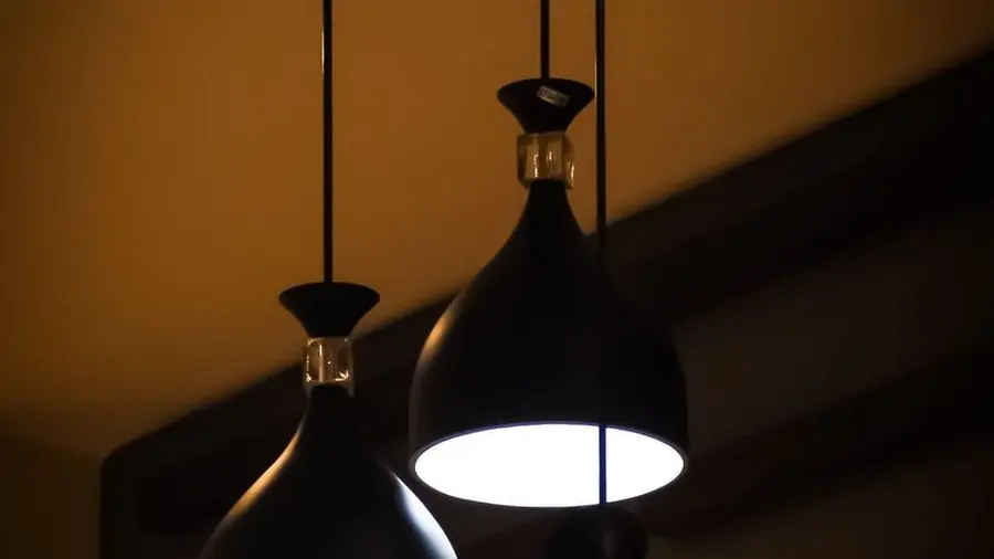 Suspensions à lumière chaude dans un intérieur