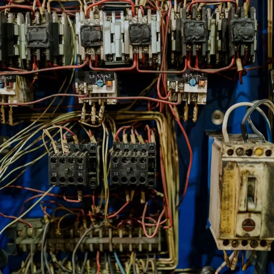 Câblage électrique repéré par couleurs, gros plan